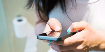 Përdorimi i telefonit gjatë jashtëqitjes rrit ndjeshëm rrezikun e hemorroideve, thotë një studim i ri