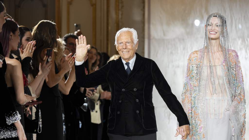 Giorgio Armani, lamtumira e punonjësve: Ne jemi pjesë e një familje