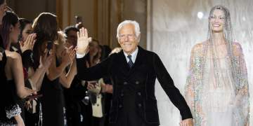 Giorgio Armani, lamtumira e punonjësve: Ne jemi pjesë e një familje