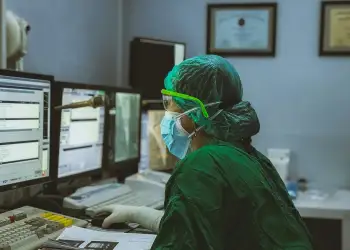 Mister: Pesë infermiere nga e njëjta klinikë materniteti diagnostikohen me tumore në tru