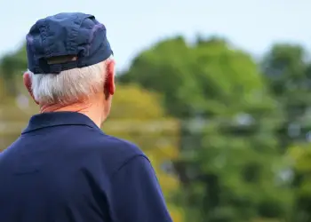 Vetmia ekstreme i mundon të moshuarit në Francë! Çfarë do të thotë gjendja e “vdekjes sociale”?