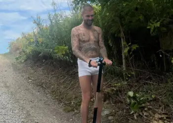 Pse po flet Justin Bieber me trupin dhe jo me fjalët?