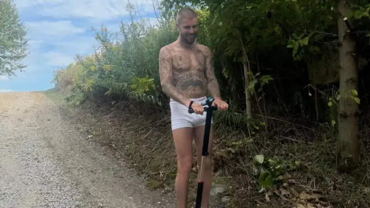 Pse po flet Justin Bieber me trupin dhe jo me fjalët?