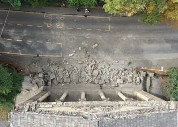 Video e frikshme/ Shembet një kishë viktoriane në Angli, kalimtari shpëton në momentin e fundit