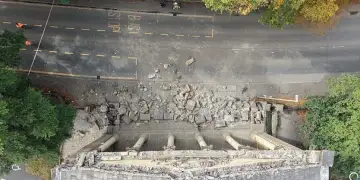 Video e frikshme/ Shembet një kishë viktoriane në Angli, kalimtari shpëton në momentin e fundit