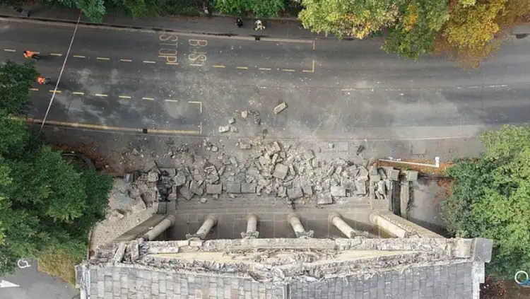 Video e frikshme/ Shembet një kishë viktoriane në Angli, kalimtari shpëton në momentin e fundit