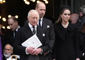 Mbreti Charles bëhet monarku i parë britanik në katër shekuj që merr pjesë në funeralin e katolikëve