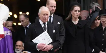 Mbreti Charles bëhet monarku i parë britanik në katër shekuj që merr pjesë në funeralin e katolikëve