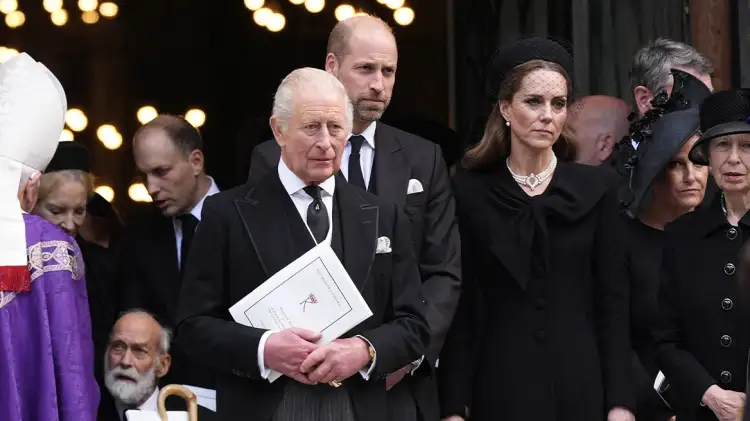 Mbreti Charles bëhet monarku i parë britanik në katër shekuj që merr pjesë në funeralin e katolikëve