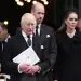 Mbreti Charles bëhet monarku i parë britanik në katër shekuj që merr pjesë në funeralin e katolikëve