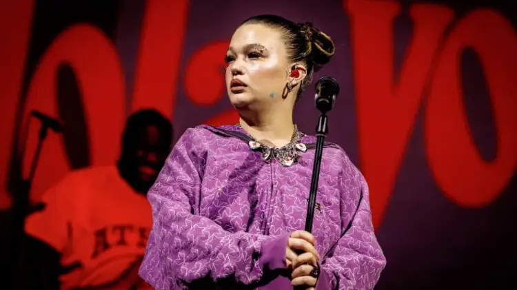 Incident në skenë, këngëtarja e njohur përfundon në tokë gjatë performancës