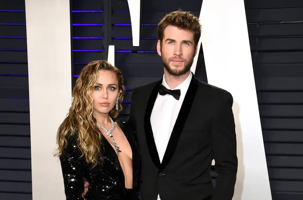 Miley Cyrus tregon se ruan ende fustanin nga takimi i parë me Liam Hemsworth, edhe pse të ndarë!