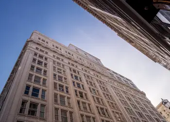 Pse njerëzit e pasur nuk i mbulojnë dritaret e tyre?