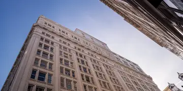 Pse njerëzit e pasur nuk i mbulojnë dritaret e tyre?