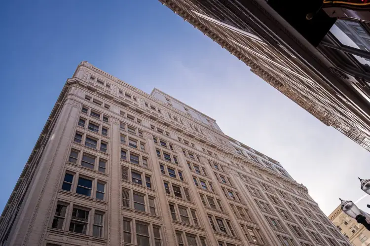 Pse njerëzit e pasur nuk i mbulojnë dritaret e tyre?