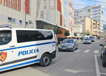 Tronditëse në Elbasan/ 15-vjeçarja abuzohet seksualisht nga i dashuri i nënës, e ëma fajëson të bijën