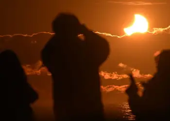 Sipërfaqja e Diellit mbulohet deri në 70%! Ndodh eklipsi i pjesshëm diellor në Zelandën e Re, Australi dhe Oqeani