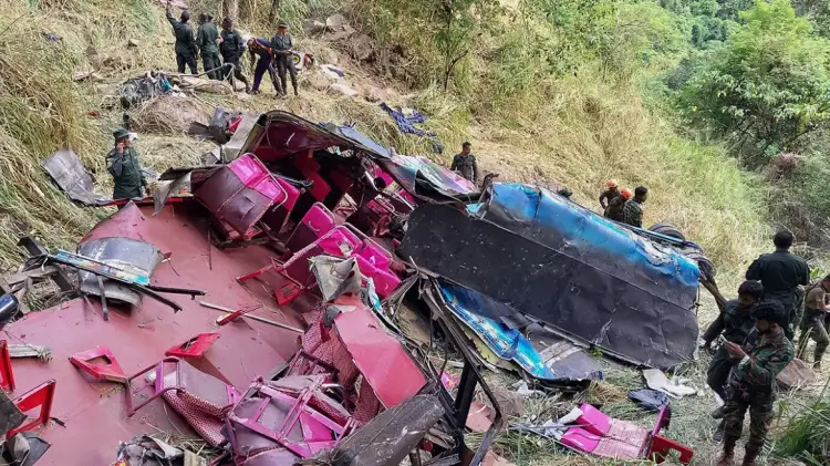 Tragjedi në Sri Lanka/ Autobusi bie nga një shkëmb 300 metra i lartë, 15 të vdekur dhe 16 të plagosur