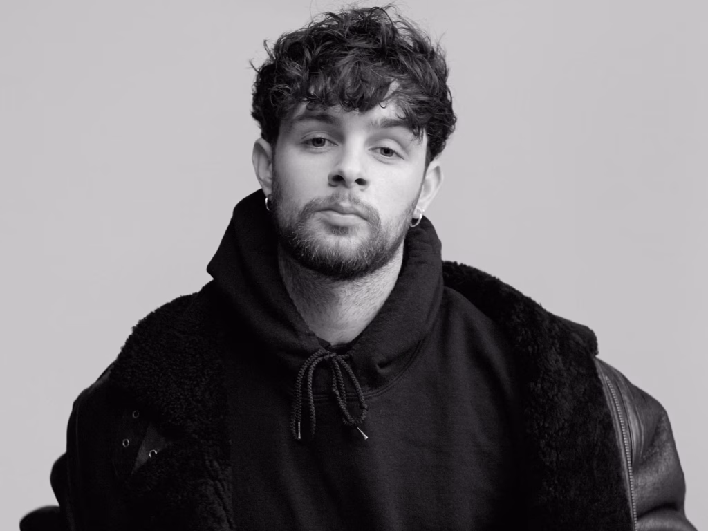 Nga një spirale errësire te roli i babait, historia e ringritjes së Tom Grennan