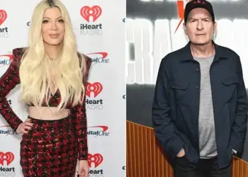Tori Spelling rrëfen për herë të parë takimin e çuditshëm me Charlie Sheen: Na ngritën kurth