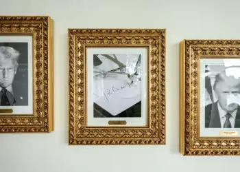 Trump i pabesueshëm! Heq portretin e Biden nga Shtëpia e Bardhë, e zëvendësoi me një stilograf