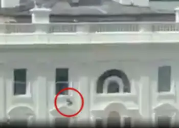 Videoja e dikujt që hedh një objekt nga dritarja e Shtëpisë së Bardhë bëhet virale