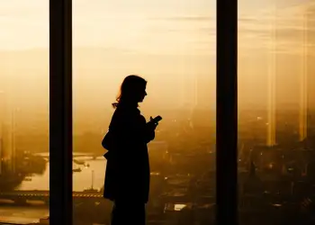 “Vendimi që më ndryshoi jetën”/ Historia e një gruaje: E kam mbajtur celularin ‘silent’ për tre vjet