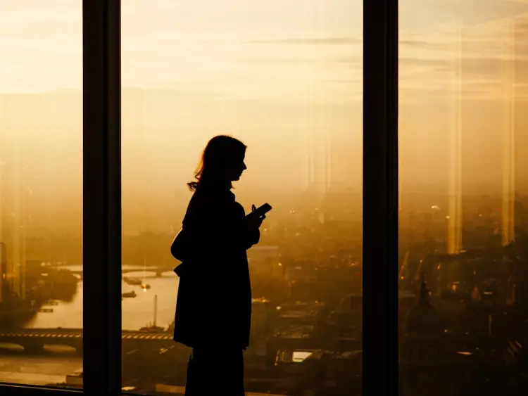 “Vendimi që më ndryshoi jetën”/ Historia e një gruaje: E kam mbajtur celularin ‘silent’ për tre vjet