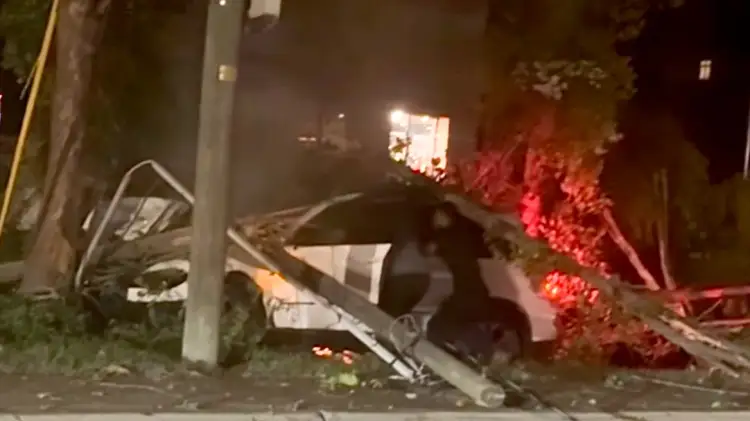 VIDEO/ Futbollisti amerikan shpëton shoferin nga zjarri në makinë në New York