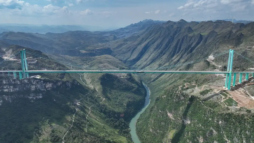 Video/ Kina përuron urën më të lartë në botë, përafërsisht 624 metra mbi tokë