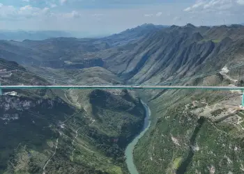 Video/ Kina përuron urën më të lartë në botë, përafërsisht 624 metra mbi tokë