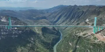 Video/ Kina përuron urën më të lartë në botë, përafërsisht 624 metra mbi tokë