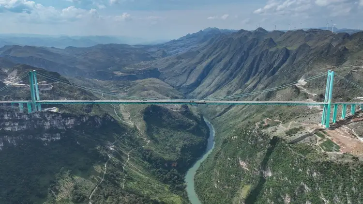 Video/ Kina përuron urën më të lartë në botë, përafërsisht 624 metra mbi tokë