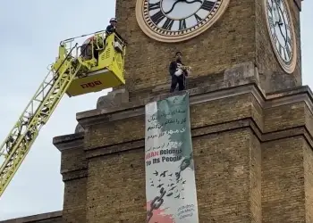 Protestuesi ngjitet në kullën e orës në Londër me qenin e tij, var banderolën me shkrim: Liri në Iran