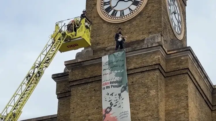 Protestuesi ngjitet në kullën e orës në Londër me qenin e tij, var banderolën me shkrim: Liri në Iran