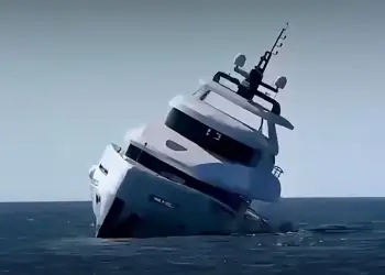 Video/ Jahti luksoz me vlerë 800,000 euro fundoset pak minuta pasi del në det