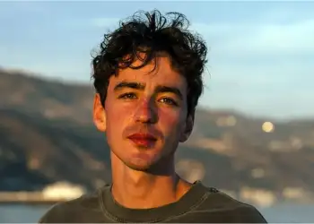 Influencuesi 25-vjeçar vdes papritur pasi foli në telefon me të dashurën e tij