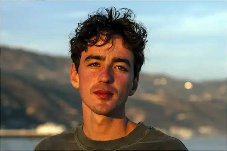 Influencuesi 25-vjeçar vdes papritur pasi foli në telefon me të dashurën e tij