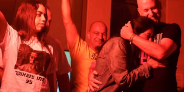 Lot gëzimi dhe të shtëna me armëfestive: si reaguan Gaza dhe Izraeli ndaj lajmit për marrëveshjen e armëpushimit