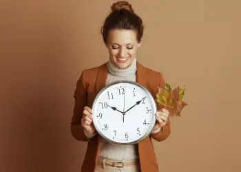 Nesër kthejmë orën 1 orë prapa, përparësitë dhe disavantazhet