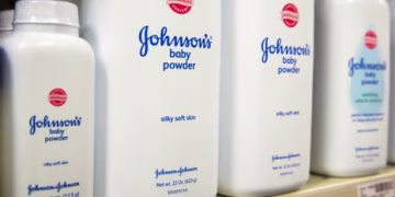 “Shkakton kancer”/ “Johnson & Johnson” përballet me mbi 3,000 padi për pudrën e foshnjave