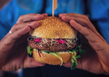 Mund të mos quhen më “burgerë vegjetarianë”: Bashkimi Europian propozon emërtime të reja për ushqimet bimore