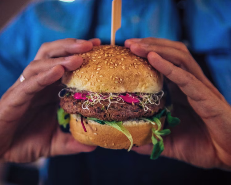 Mund të mos quhen më “burgerë vegjetarianë”: Bashkimi Europian propozon emërtime të reja për ushqimet bimore