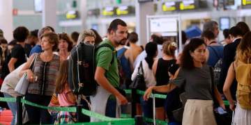 Vonesa në aeroportet e Europës, nga nesër nis kontrolli me gjurmë gishtash të pasagjerëve