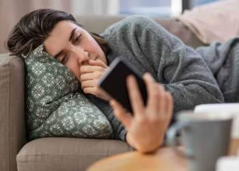 Si të largoheni nga “doomscrolling” dhe të përmirësoni mirëqenien mendore