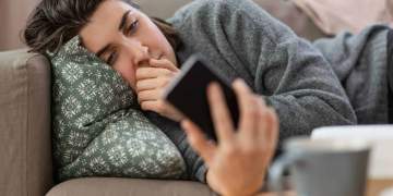 Si të largoheni nga “doomscrolling” dhe të përmirësoni mirëqenien mendore