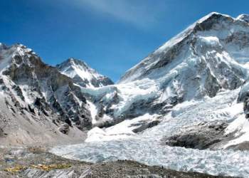 Alarm në Everest/ Stuhia e borës bllokon mbi 1,000 persona, operacionet e shpëtimit në terren