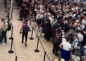 “Radhët e pafund dhe nervat në limit”: Udhëtimet drejt Europës po kthehen në makth me sistemin e ri të regjistrimit në aeroporte