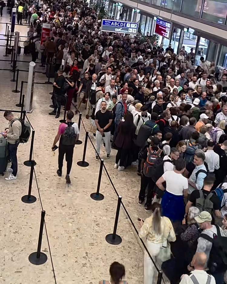 “Radhët e pafund dhe nervat në limit”: Udhëtimet drejt Europës po kthehen në makth me sistemin e ri të regjistrimit në aeroporte