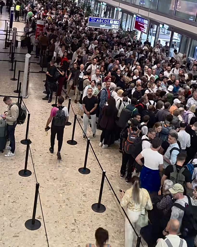 “Radhët e pafund dhe nervat në limit”: Udhëtimet drejt Europës po kthehen në makth me sistemin e ri të regjistrimit në aeroporte
